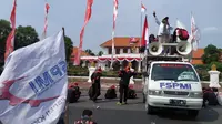 Buruh menggelar demo di depan Gedung Grahadi memprotes UMP 2022. (Dian Kurniawan/Liputan6.com)