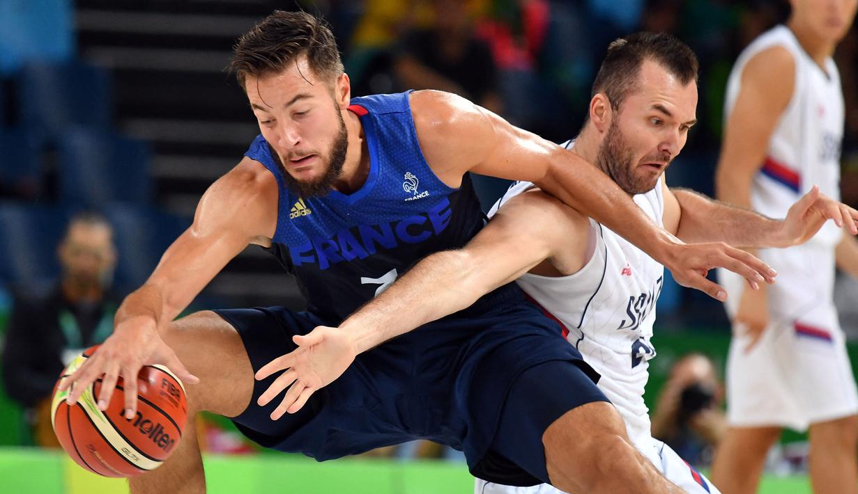 Pebasket Prancis, Joffrey Lauvergne (kiri) berebut bola dengan pebasket Serbia, Milan Macvan pada laga Grup A Olimpiade 2016 di Carioca Arena 1, Rio de Janeiro, 10 Augustus 2016. San Antonio Spurs menjadi tim basket terakhir bagi Lavergne. Ia tercatat telah memainkan 55 pertandingan selama semusim (2017-2018). (AFP/Andrej Isakovic)