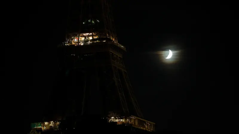 Lampu Menara Eiffel Dimatikan