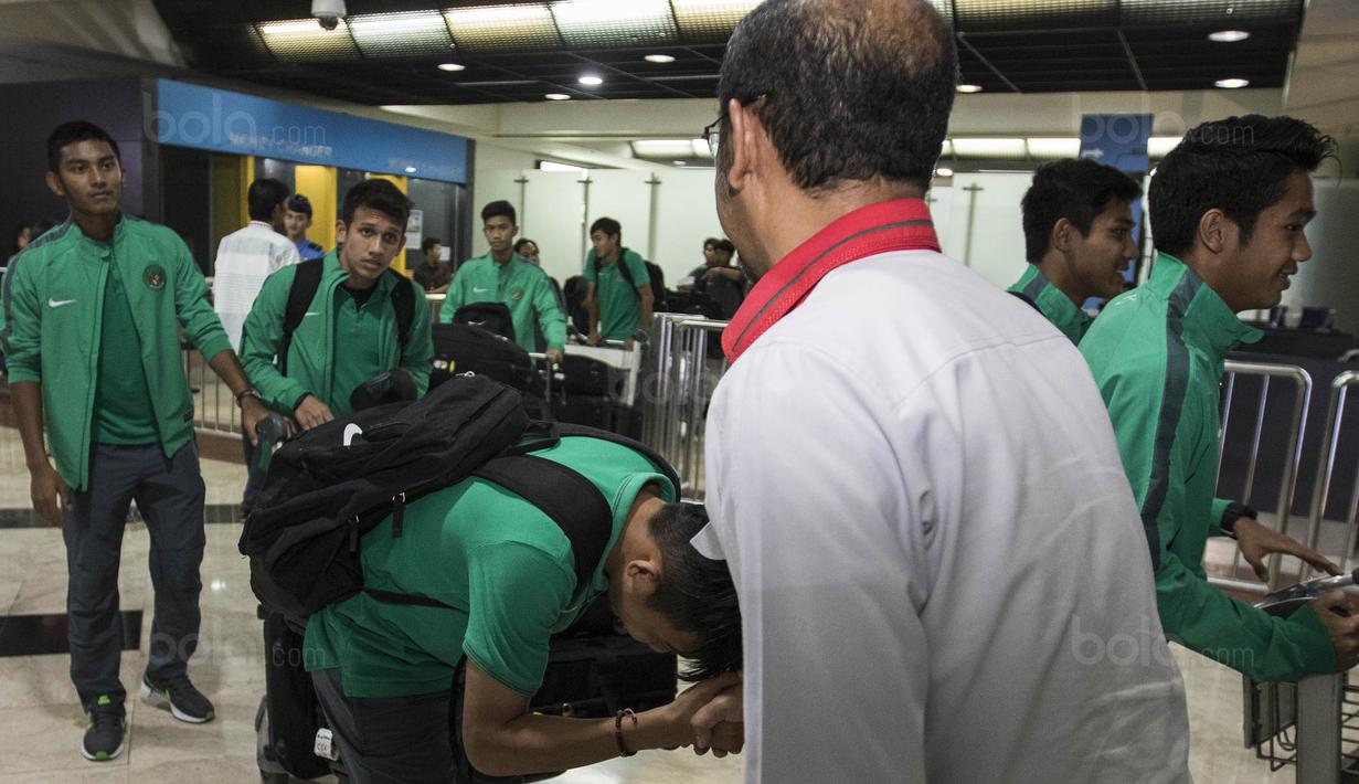 Sesmenpora, Gatot Dewa Broto, menyambut pemain Timnas Indonesia U-19 di Bandara Soetta, Tangerang, Rabu (20/9/2017). Timnas U-19 kembali ke tanah air setelah berhasil meraih peringkat ketiga Piala AFF U-18. (Bola.com/Vitalis Yogi Trisna)