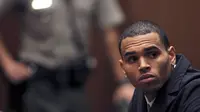 Chris Brown kembali berurusan dengan hukum setelah dirinya mendorong seorang wanita hingga terjatuh dan terluka.