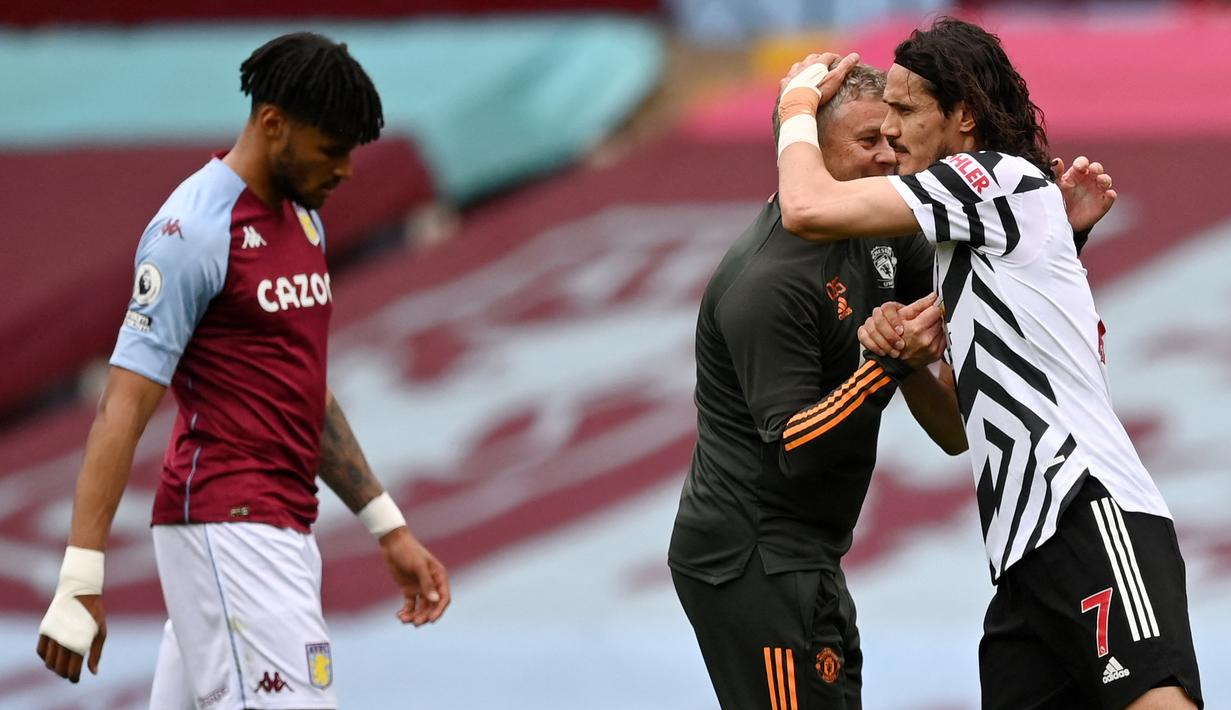Pelatih Manchester United, Ole Gunnar Solskjaer memberikan selamat kepada Edinson Cavani yang berhasil mecetak gol ke gawang Aston Villa dalam pertadingan lanjutan Liga Inggris 2020/2021. (Foto: AFP/Pool/Shaun Botterill)