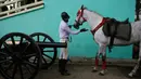 Seorang prajurit Nepal bersiap untuk mengikuti festival Ghode Jatra di Kathmandu, Nepal (27/3). Festival Ghode Jatra juga dikenal sebagai festival kuda atau parade kuda yang berasal dari Nepal. (AP Photo/Niranjan Shrestha)