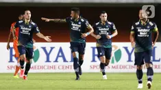 Striker Persib Bandung Wander Luiz melakukan selebrasi usai mencetak gol ke gawang Persiraja Banda Aceh pada laga Piala Menpora 2021 di Stadion Maguwoharjo, Jumat, (2/4/2021). Persib menang 2-1. (Bola.com/M Iqbal Ichsan)