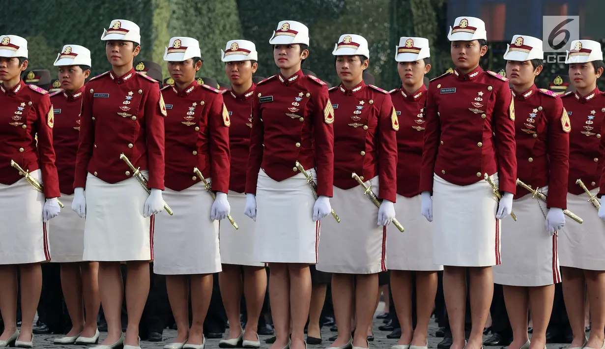 Taruna Akademi Militer (Akmil) berbaris pada apel bersama memperingati Hari Kartini 2018 di Silang Monas, Jakarta, Rabu (25/4). Upacara diikuti 10 ribu perempuan yang terdiri dari prajurit TNI, Polri dan segenap komponen bangsa. (Liputan6.com/Johan Tallo)