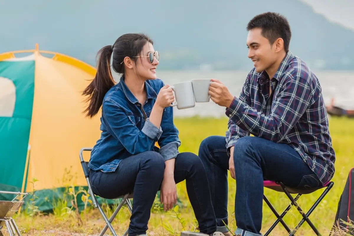 couple romantis bahagia
