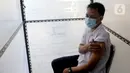 Seorang pria memegang lengannya usai disuntik vaksin virus corona COVID-19 produksi Sinovac saat kegiatan vaksinasi di Puskemas Jagakarsa, Jakarta Selatan, Kamis (14/1/2020). Sejumlah Puskesmas di Jabodetabek mulai melakukan vaksinasi COVID-19 pada hari ini. (merdeka.com/Arie Basuki)