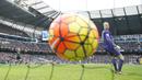 Kiper Manchester City, Joe Hart, hanya bisa melihat bola yang masuk ke gawangnya hasil tendangan pemain Leicester City, Riyad Mahrez, dalam lanjutan Liga Inggris di Stadion Etihad, Manchester, Sabtu (6/2/2016) malam WIB. (AFP/Adrian Dennis)