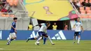 <p>Pemain Timnas Inggris U-17,Joel Ndala (tengah),&nbsp;mengontrol bola dibayangi Timnas Uzbekistan U-17 dalam pertandingan babak 16 besar Piala Dunia U-17 2023 yang berlangsung di Jakarta International Stadium, Jakarta, Rabu (22/11/2023). (Bola.com/M Iqbal Ichsan)</p>