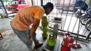 Pekerja tampak menimbang tabung gas elpiji ukuran 3 kg, Depok, Senin (22/6/2015). Pertamina menjamin pasokan gas elpiji aman hingga menjelang Lebaran 2015. (Liputan6.com/Yoppy Renato)