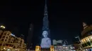 Potret Ratu Elizabeth II dari Inggris diproyeksikan di Burj Khalifa, gedung tertinggi di dunia, di Dubai, Uni Emirat Arab, Minggu (11/9/2022). Banyak landmark internasional juga memberi penghormatan kepada  mendiang Ratu Elizabeth II yang meninggal pada usia 96 tahun,  pada Kamis (8/9). (Ryan LIM / AFP)