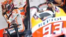 Pebalap Repsol Honda, Marc Marquez memasang helm sebelum melakukan tes bebas balapan San Marino Moto GP Grand Prix di Marco Simoncelli Circuit, Misano (9/9/2017). (AFP/Andreas Solaro)