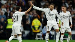 Pada menit ke-10, tendangan keras Kylian Mbappe dari luar kotak penalti membuka keunggulan Real Madrid atas Sevilla. (OSCAR DEL POZO/AFP)