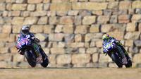 Dua pembalap Movistar Yamaha, Jorge Lorenzo dan Valentino Rossi. (JOSE JORDAN / AFP)