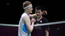 Pebulutangkis tunggal putra Denmark, Anders Antonsen (kiri) bersalaman dengan pebulutangkis tunggal putra Kanada, Brian Yang setelah laga final Indonesia Masters 2024 di Istora Senayan, Jakarta, Minggu (28/01/2024). (Bola.com/Bagaskara Lazuardi)