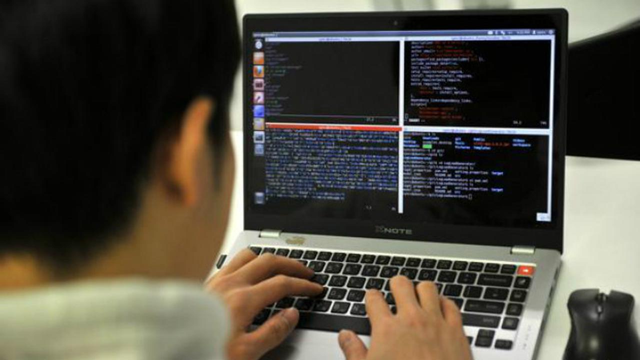 Ilustrasi komputer dan peretasan