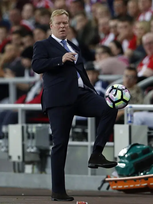 Aksi pelatih Everton, Ronald Koeman mengahadang bola saat timnya melawan Sunderland pada lanjutan Premier League di Stadium of Light, Sunderland (13/9/2016) dini hari WIB.  (Action Images via Reuters/Lee Smith)