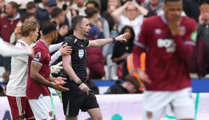 Para pemain mengajukan banding kepada wasit Chris Kavanagh setelah ia membatalkan gol Callum Wilson dari West Ham selama pertandingan Liga Inggris antara West Ham dan Arsenal di London, Minggu, 10 Mei 2026. (Foto AP/Ian Walton)