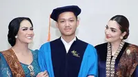 Azriel Hermansyah meraih gelar sarjana S1 Manajemen Bisnis. Momen wisuda dihadiri keluarga besar. Krisdayanti menangis saat diberi setangkai mawar. (Foto: Dok. Instagram @ashanty_ash)