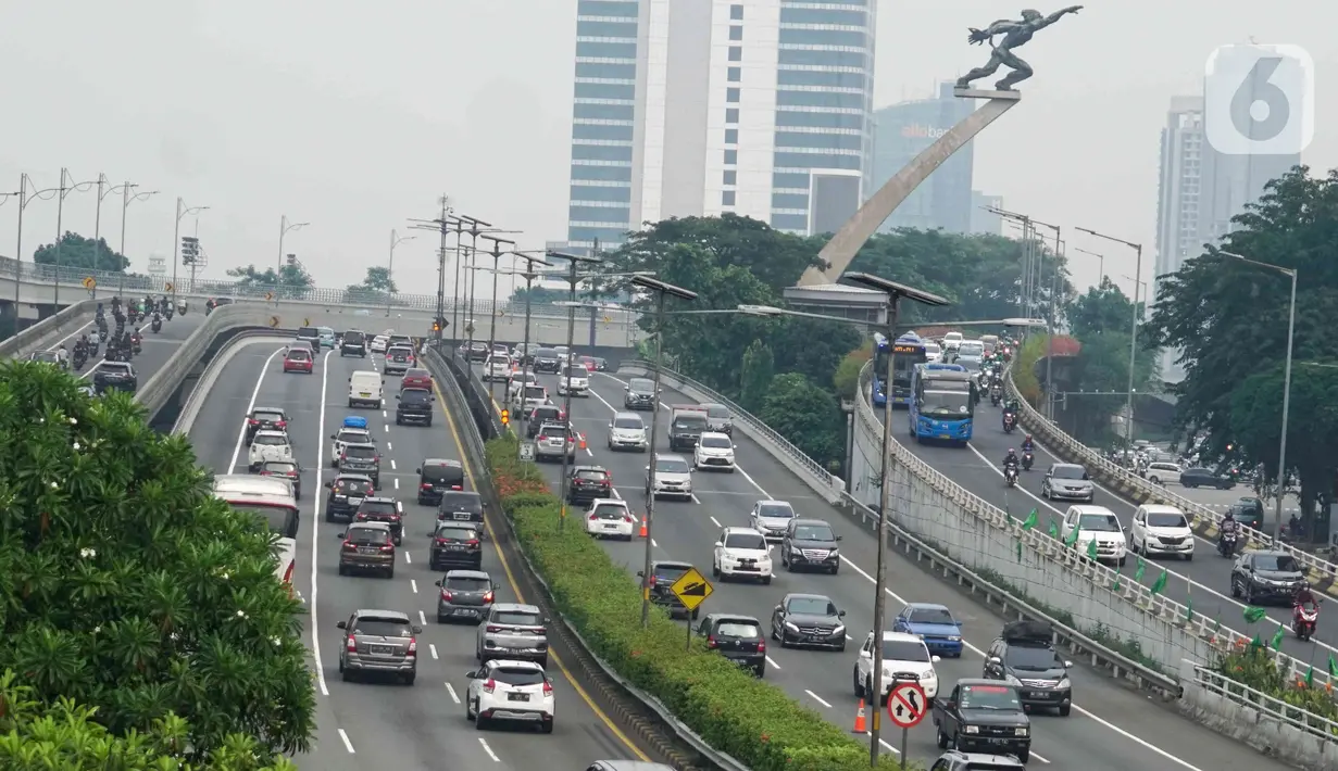 <p>Kendaraan melintas di ruas Jalan Gatot Subroto, Jakarta, Senin (9/5/2022). Pembatasan kendaraan roda empat dengan sistem Ganjil Genap (GaGe) di wilayah DKI Jakarta mulai Senin, 9 April 2022, seiring dengan berakhirnya cuti bersama libur Lebaran 2022 atau Idul Fitri 1443 H. (Liputan6.com/Herman Zakharia)</p>