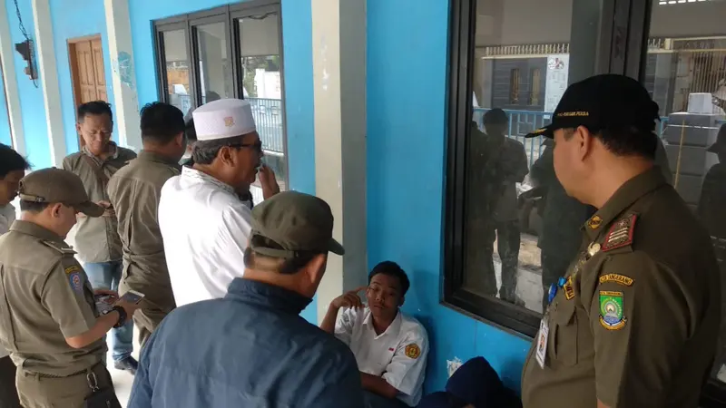 Petugas Satpol PP mengamankan dua pelajar teler yang diduga konsumsi ganja sintetis di Tangerang