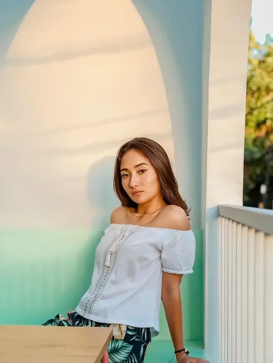 Saat ini perempuan cantik yang juga seorang model dan artis berdarah Jerman-Bali tengah menjalin hubungan dengan komedian Sule. Meskipun terpaut umur yang jauh dengan sang kekasih, namun berbicara soal gaya 
dan style ia memiliki selera fashion yang sesuai umurnya.(Liputan6.com/IG/naonomnom)