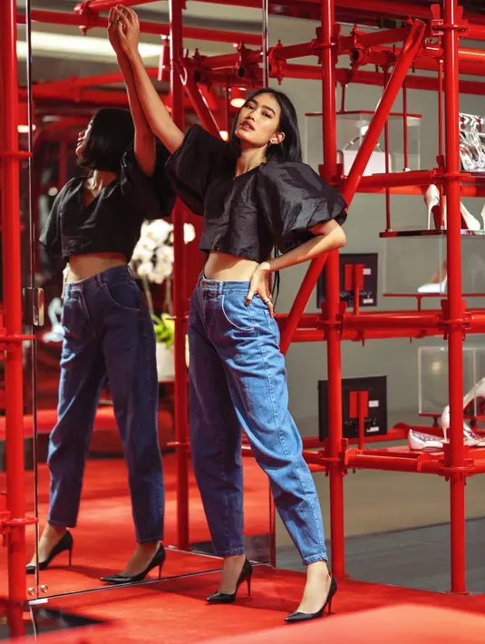 Sebagai penghormatan kepada sang desainer, layarnya dibuat ulang dan suasana interaktif dan menyenangkan mengikuti siklus video yang menampilkan gaya terbaru dari koleksi SS22. (dok/ Christian Louboutin).