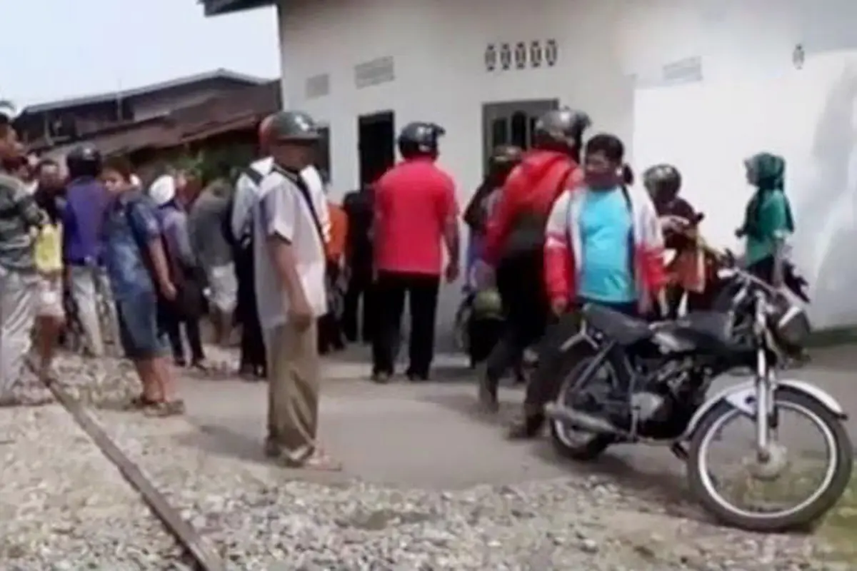 Kilas Indonesia: Pengendara Motor Selamat Ditabrak Kereta Api