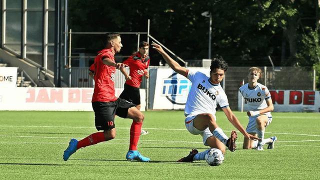 Pemain keturunan Indonesia, Damian Van Dijk (putih) saat memperkuat Telstar. (Instagram/damian.vandijk)
