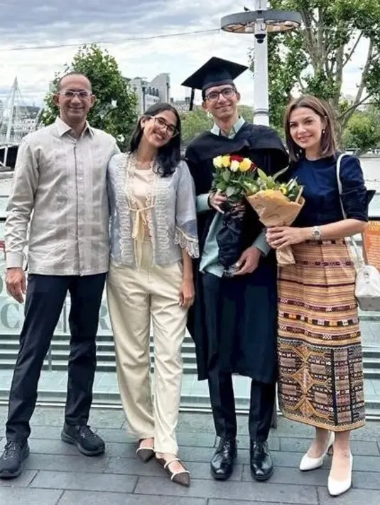 <p>Bersama suami dan putrinya, Najwa pun hadir di wisuda Izzat yang lulus dari Department of Government dalam kurun waktu tiga tahun. @najwashihab</p>