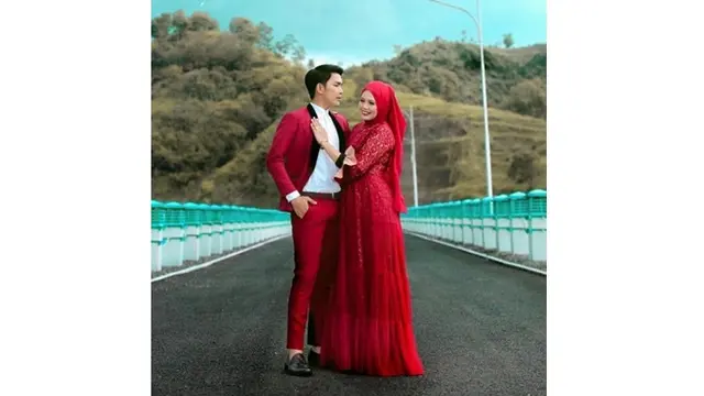 Kenakan Busana Senada, Ini 6 Pemotretan Elly Sugigi dan Aditya Gumelar Bak Prewedding