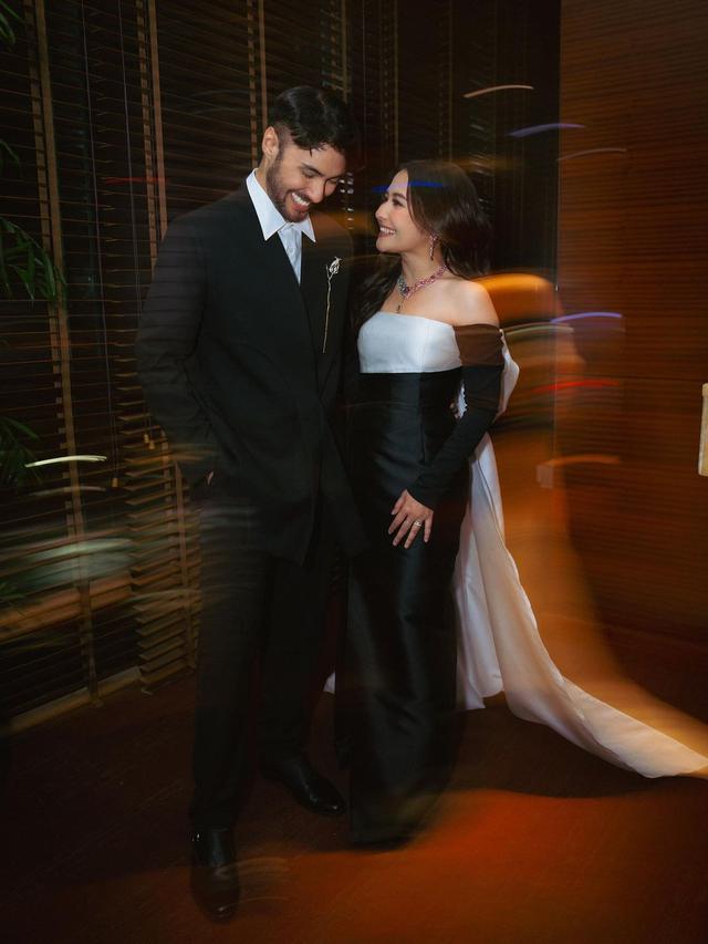 Adu Akting, Ini 7 Potret Prilly Latuconsina Bareng Refal Hady yang Bikin Baper