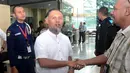 Wakil Ketua KPK, Bambang Widjojanto disela-sela salaman dengan salah satu wartawan dari media nasional, Jakarta, Senin (4/8/14). (Liputan6.com/Miftahul Hayat)