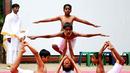 Remaja dan anak-anak turut berpartisipasi melakukan gerakan yoga di Bangalore, India. (EPA/Jagadeesh NV)