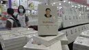 Buku "Xi Jinping: Pemerintahan Tiongkok" dipajang di stan selama pameran buku tahunan di Hong Kong, Rabu (20/7/2022). Pameran Buku Hong Kong akan diadakan pada 20-26 Juli. (AP Photo/Kin Cheung)