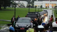 Iring-iringan kendaraan Raja Salman bin Abdulaziz saat meninggalkan Istana Bogor, Rabu (1/3). Mengawali kunjungan, Raja Arab Saudi, Salman bin Abdulaziz bertemu Presiden Jokowi di Istana Bogor. (Liputan6.com/Helmi Fithriansyah)