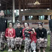 Sebelum prosesi tedak siten, Ahmad Dhani lakukan foto bersama keluarga.