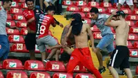 Perkelahian suporter mewarnai jalannya laga Liga Meksiko antara Queretaro vs Atlas, Sabtu (5/3/2022). (AFP/Eduardo Gomez)