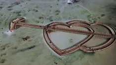 Foto dari udara yang diabadikan pada 23 September 2020 ini memperlihatkan pemandangan di Danau Garam Caka di Wilayah Wulan, Provinsi Qinghai, China barat laut. Danau garam hasil kristalisasi alami di ketinggian 3.100 meter itu dikenal dengan sebutan "cermin langit". (Xinhua/Zhang Long)