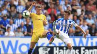 Pemain Chelsea, Ross Barkley berebut bola dengan pemain Huddersfield Town, Jonathan Hogg, pada laga Premier League di Stadion John Smith's, Sabtu (11/8/2018). Chelsea menang 3-0 atas Huddersfield Town. (AP/Mike Egerton)