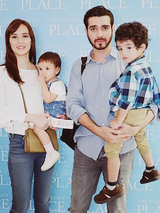 Peringatan pernikahan yang keempat itu terlihat dari unggahan foto pemeran film Aku, Kau & KUA itu. Foto yang diambil dari belakang bersama dengan kedua anak dan suaminya. (Instagram/renata711)