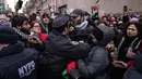 Para pengunjuk rasa pro-Palestina beradu argumen dengan pihak kepolisian di luar Universitas Columbia di New York pada 2 Februari 2024. (Yuki IWAMURA/AFP)