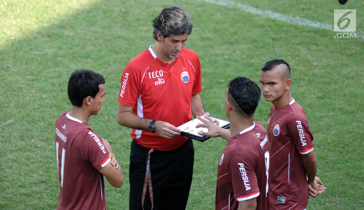 Pelatih Persija, Stefano Cugurra (kedua) berdiskusi strategi dengan tiga pemainnya saat latihan resmi penyisihan Grup H Piala AFC 2018 melawan Johor Darul Takzim di Lapangan B Kompleks GBK, Jakarta, Senin (9/4). (Liputan6.com/Helmi Fithriansyah)