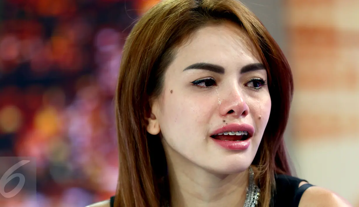 Aktris Nikita Mirzani saat mencurahkan isi hatinya ketika ditemui di SCTV Tower, Senayan, Kamis (17/12). Nikita mengaku kini dia mempunyai pekerjaan, malah belum lama ini dia telah menandatangani kontrak bernilai ratusan juta. (Liputan6.com/Yudha Gunawan)