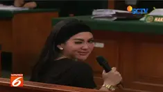 Bukan Syahrini jika tak datang dengan aksi dan gayanya yang selalu cetar dan berbeda dengan orang kebanyakan.