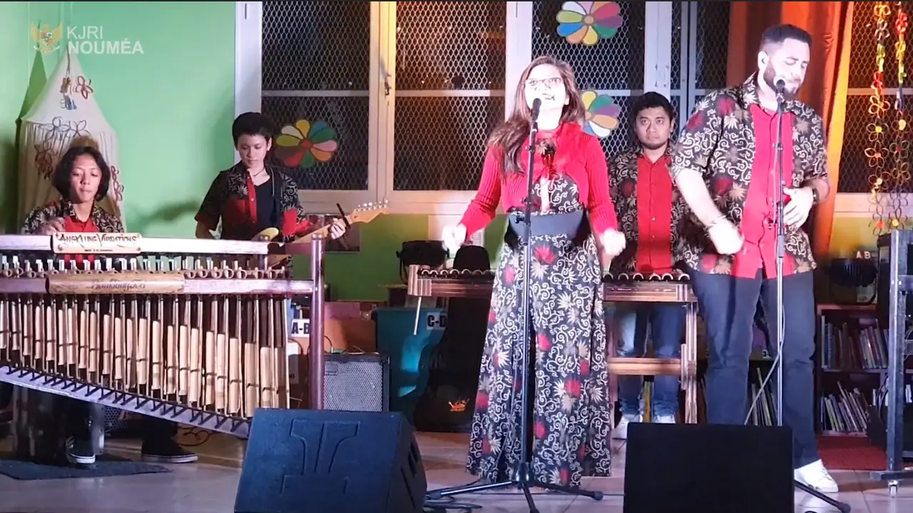 Penampilan Angklung Vibrations di Fete de la Musique.