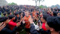 Ribuan The Jakmania hadir langsung untuk memberikan dukungan penuh kepada Persija Jakarta jelang lawan Persib Bandung di Persija Training Ground, Bojong Sari, Depok, Jawa Barat, Jumat (9/1/2026). Suporter fanatik klub ibu kota itu meminta skuad Macan Kemayoran mengalahkan Maung Bandung di laga BRI Super League. (Bola.com/M Iqbal Ichsan)