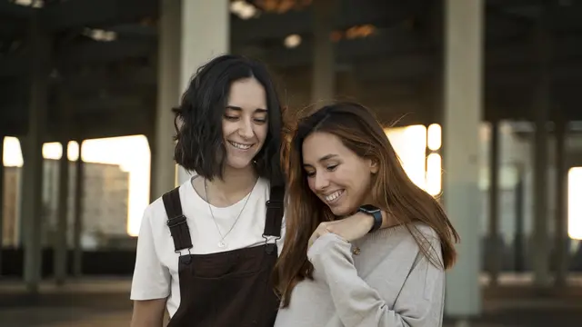 illustrasi wanita berteman copyright/freepik