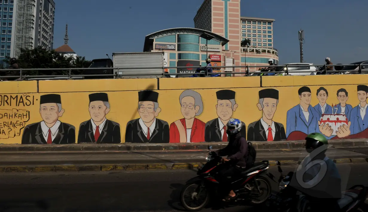 Mural bergambar sejumlah Presiden Indonesia terpampang di tembok jembatan flyover di depan kampus Trisakti , Jakarta, Selasa (12/5/2015). Hingga kini pelaku dan dalang peristiwa 12 Mei 1998 belum terungkap. (Liputan6.com/Johan Tallo)