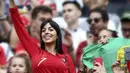 Perempuan berkebangsaan Spanyol ini sangat antusias saat melihat Cristiano Ronaldo. Memakai jersey dengan nomor 7 timnas Portugal kerap dilakukan oleh Georgina. Dukungan dari tribun sang kekasih membuat Ronaldo kian bersemangat dalam bermain. (Liputan6.com/IG/@georginagio)